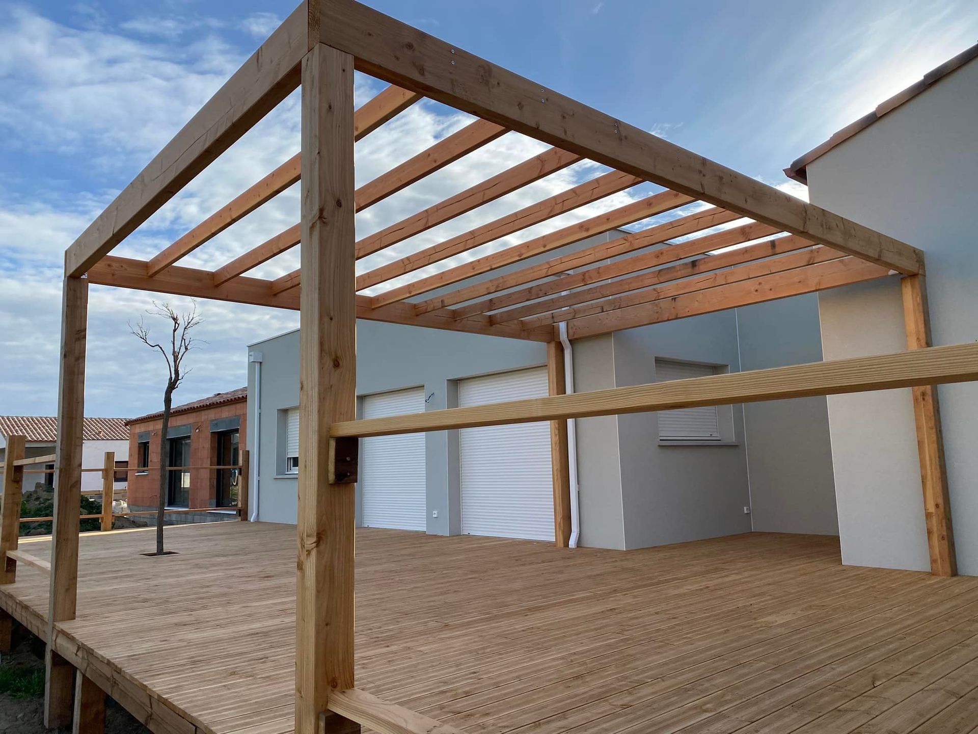 Pergola en bois avec des fleurs