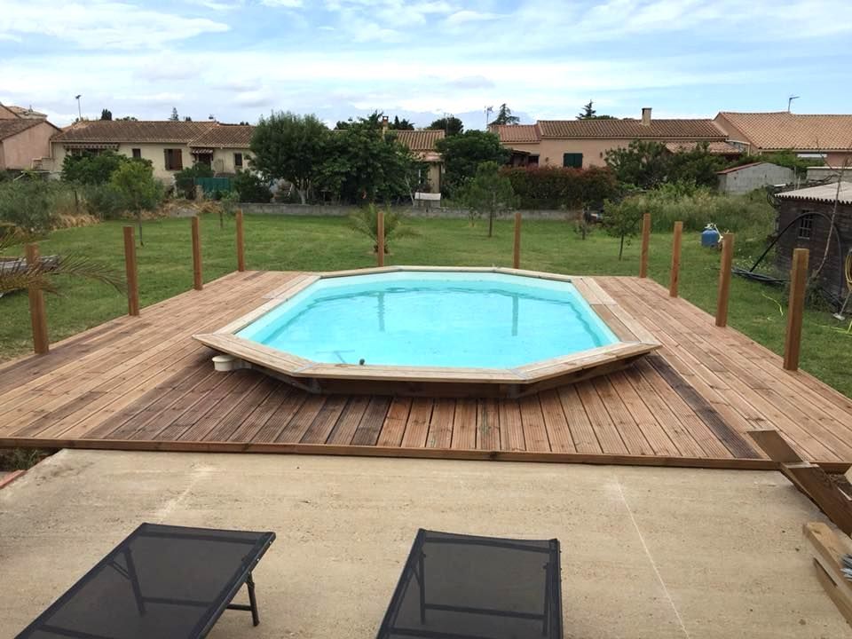 Terrasse en bois autour d'une piscine hors sol