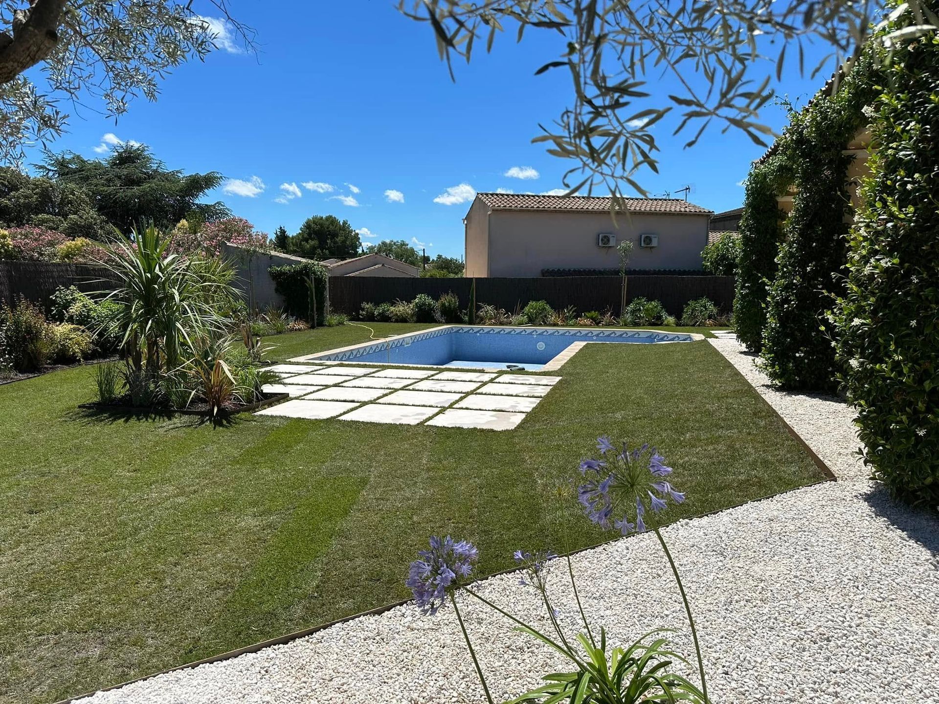Jardin avec terrasse et pergola en bois