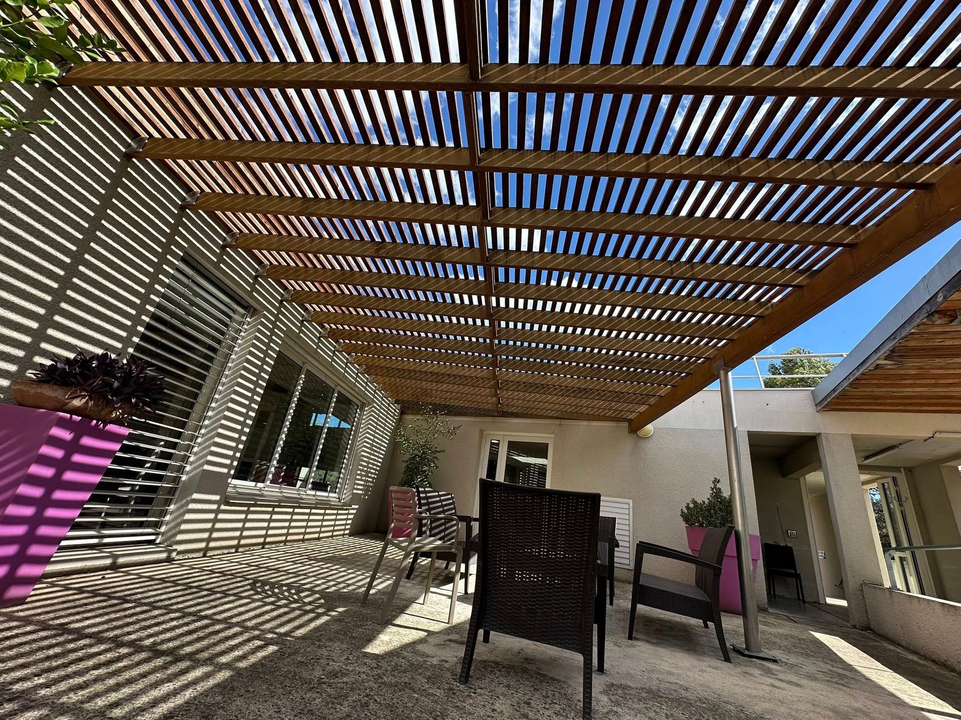 Pergola en bois au-dessus d'une terrasse