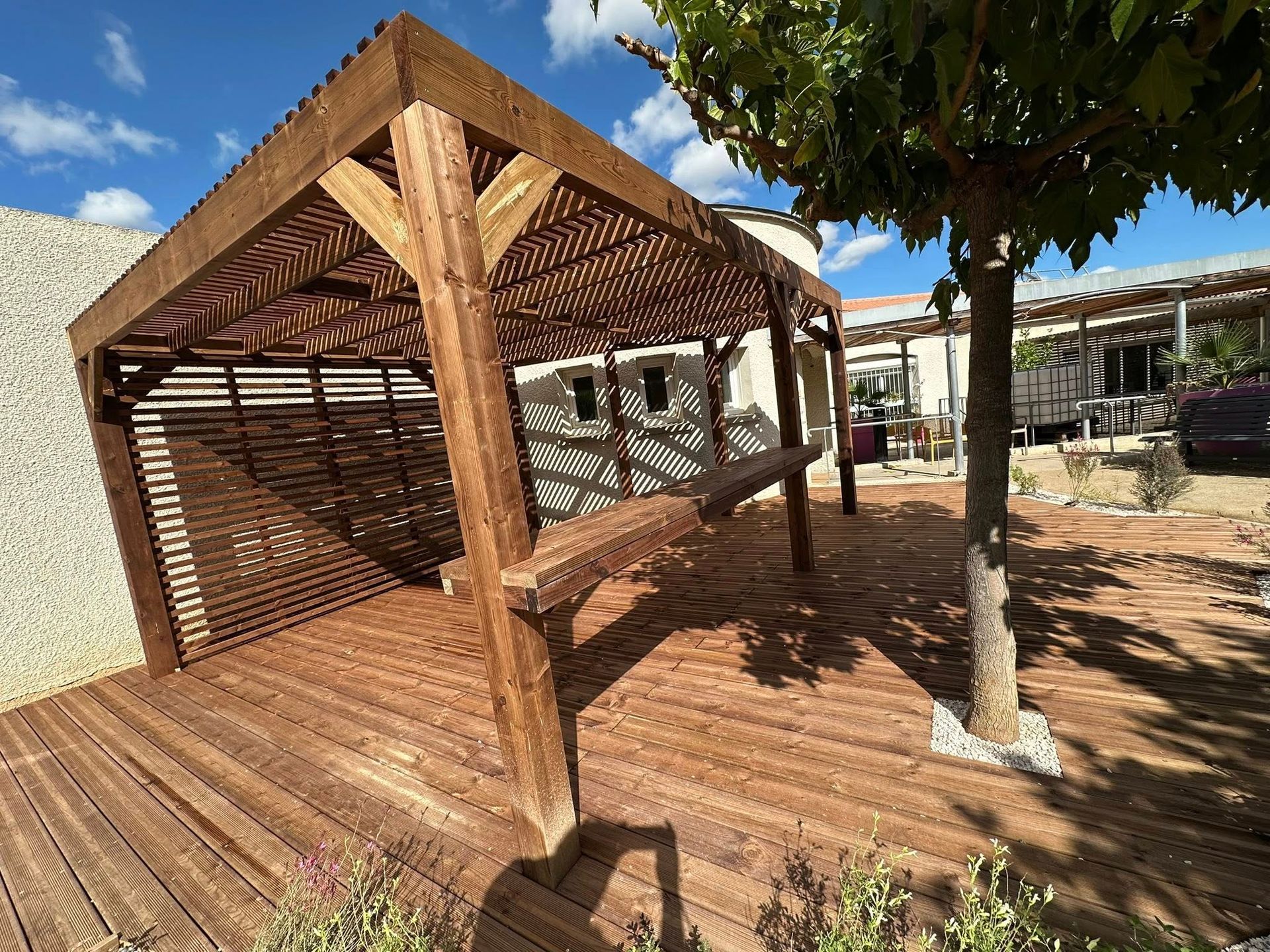Terrasse en bois avec une pergola