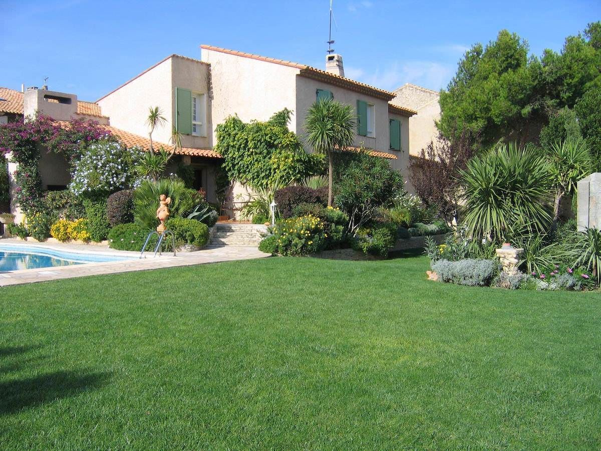 Grand jardin avec une pelouse verte