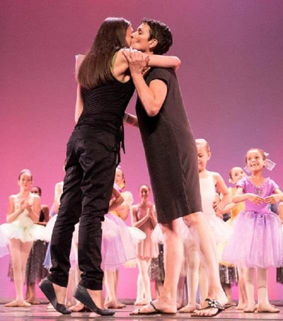 Professeure de danse faisant une accolade de remerciement sur scène