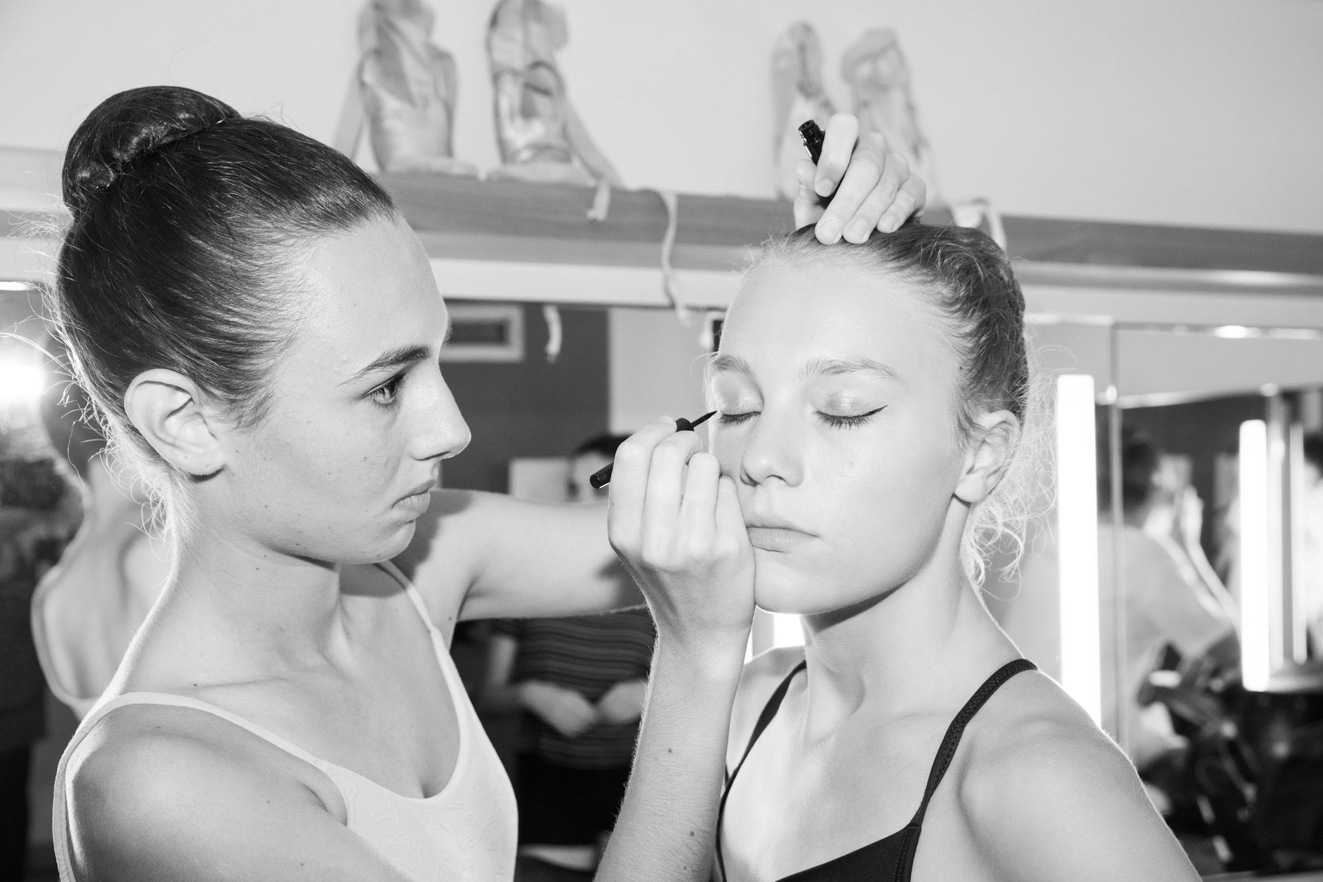 Danseuses en coulisses se maquillant