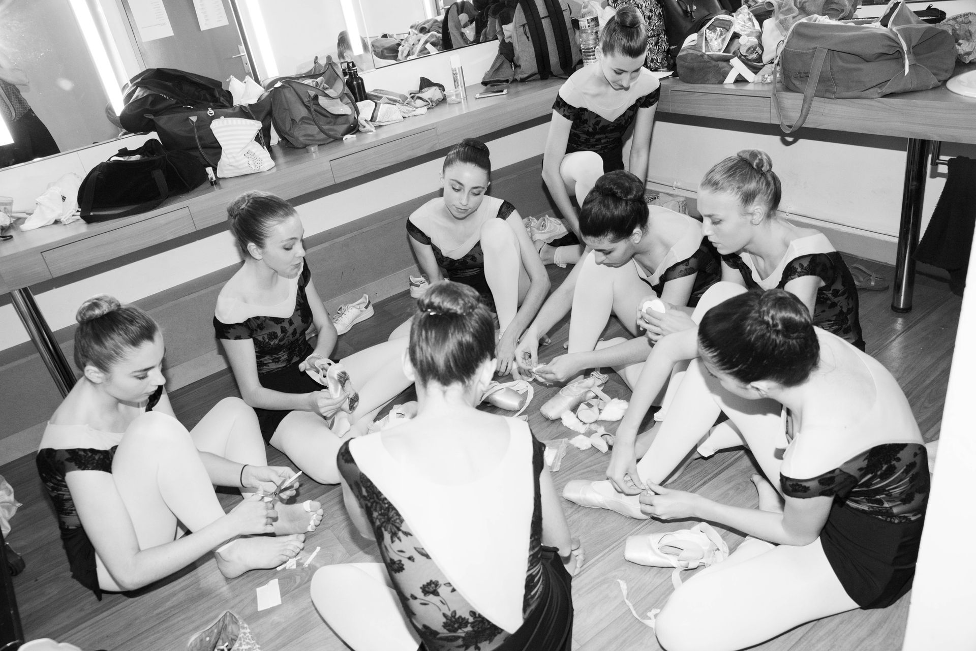 Danseuses en coulisses enfilant leurs demi-pointes