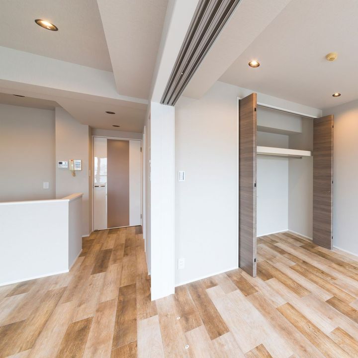 Un appartement avec un placard ouvert
