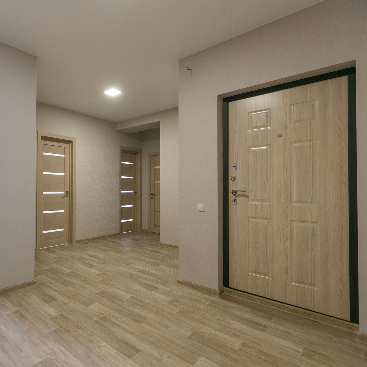 Un appartement avec un placard fermé