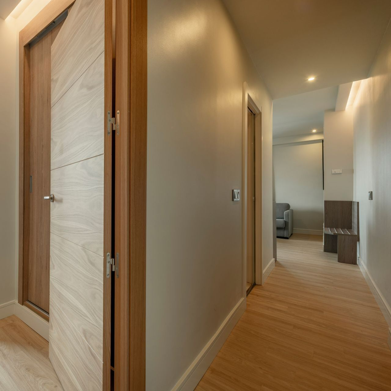 Un couloir avec plusieurs portes