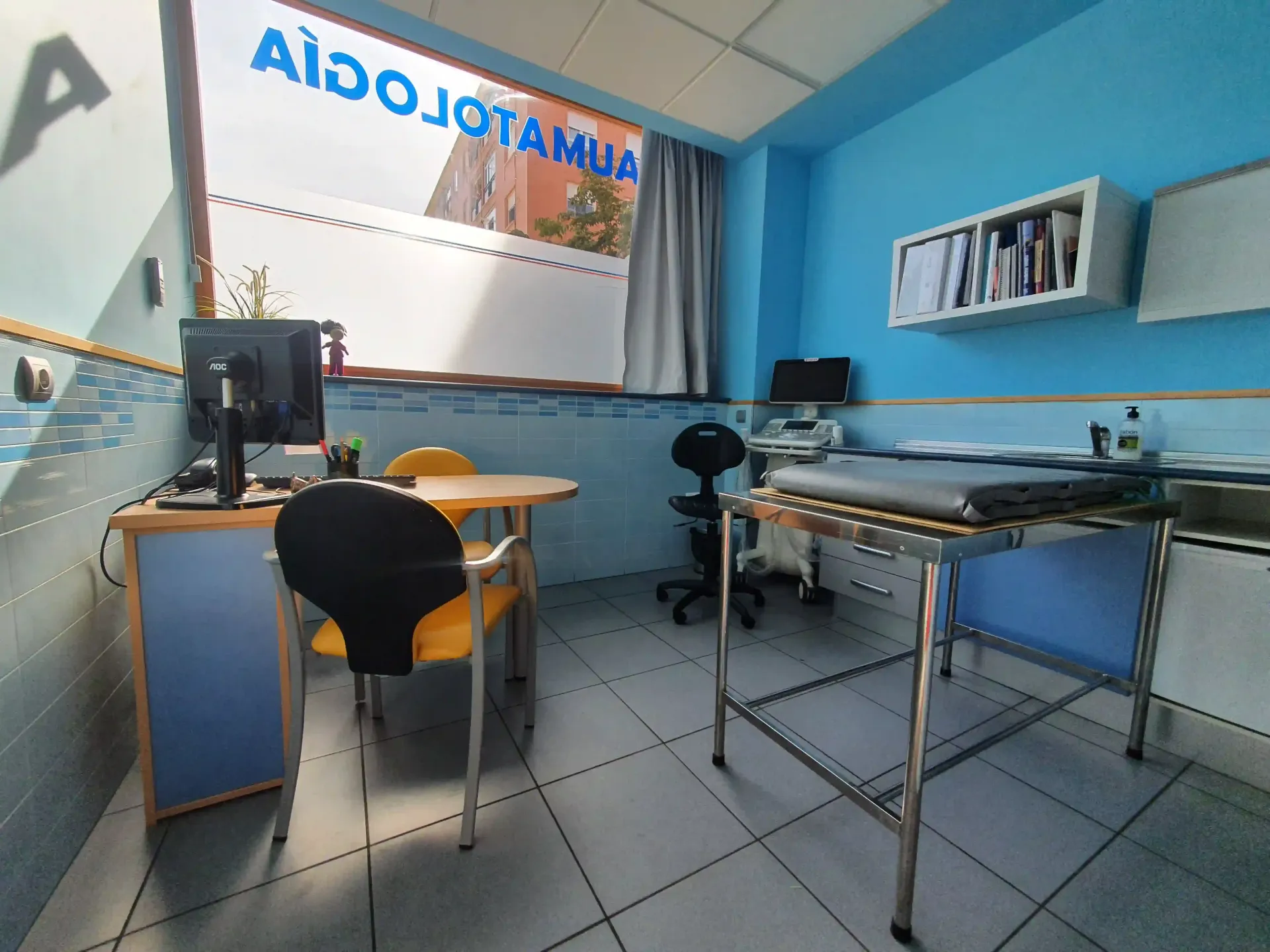 Un consultorio médico con un cartel en la pared que dice aidojotamua