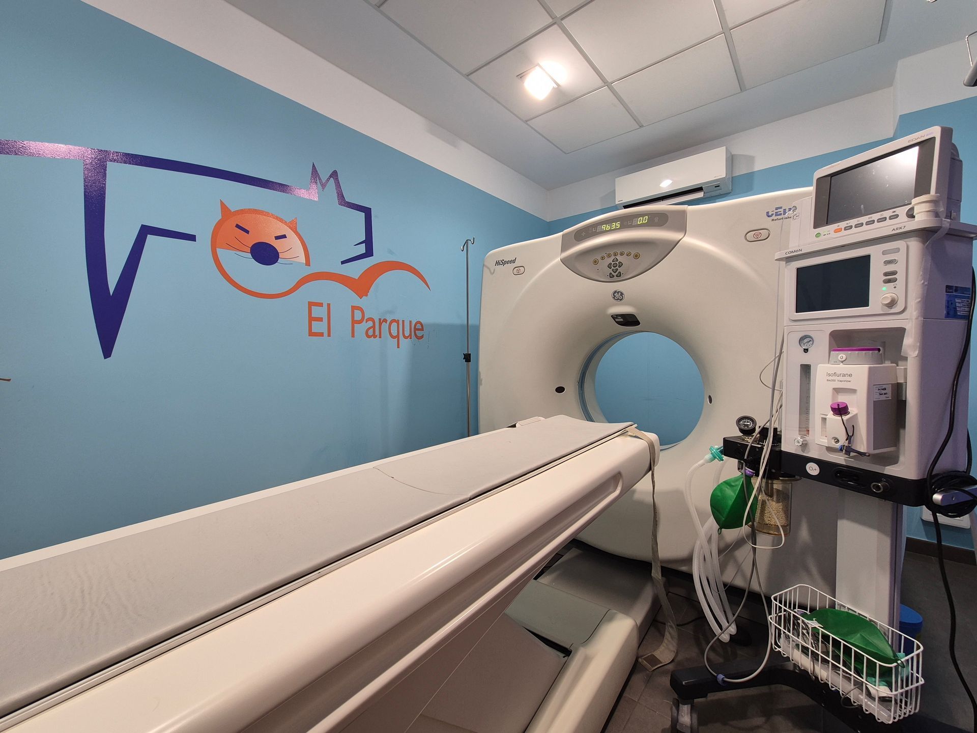 Una habitación de hospital con una máquina de tomografía computarizada y una mesa de operaciones