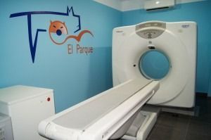 Una máquina de tomografía computarizada en una habitación con "el parque" escrito en la pared