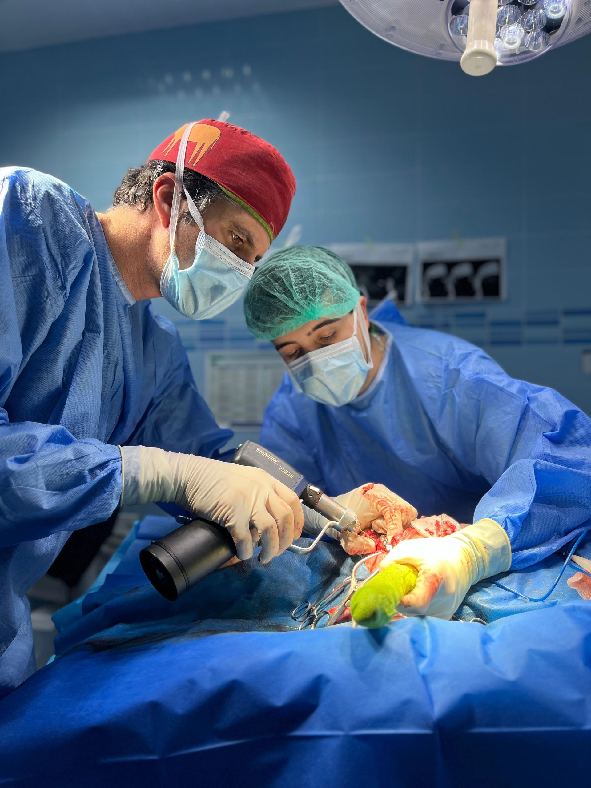 Un grupo de cirujanos está operando a un paciente en un quirófano.