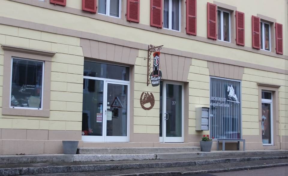 Un bâtiment avec un cheval sur le devant