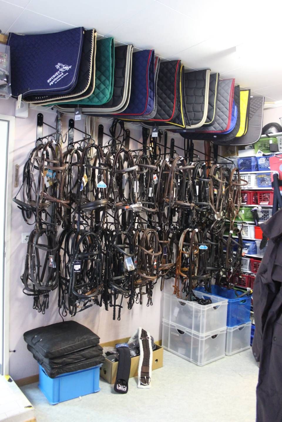 Un tas de tapis de selle sont empilés les uns sur les autres