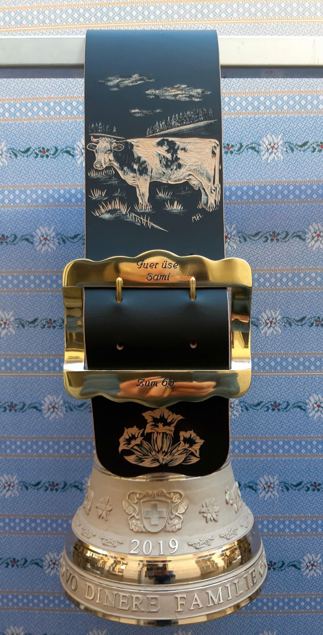 Une pièce remplie de beaucoup de brides et de tapis de selle