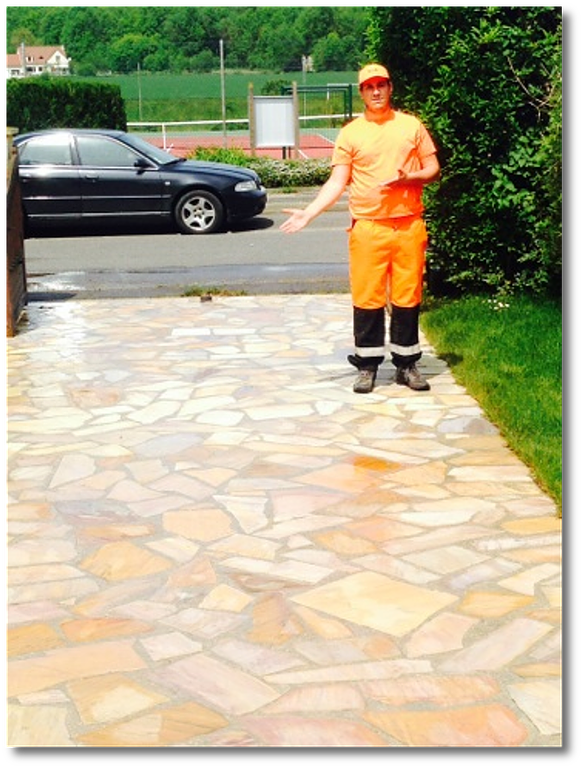 Nettoyage d'allée en dalles