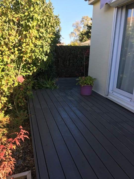 Terrasse en bois avec lames noires