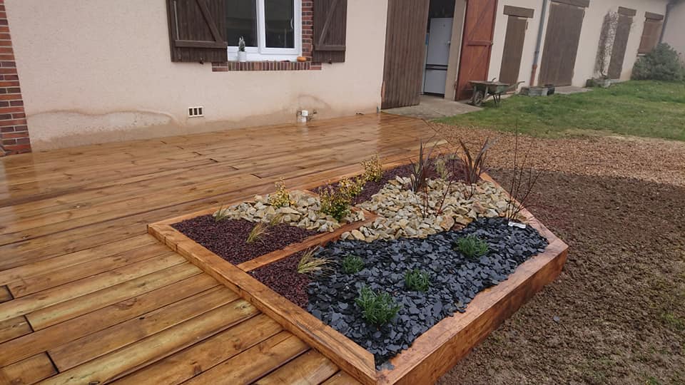 Terrasse en bois avec un bac