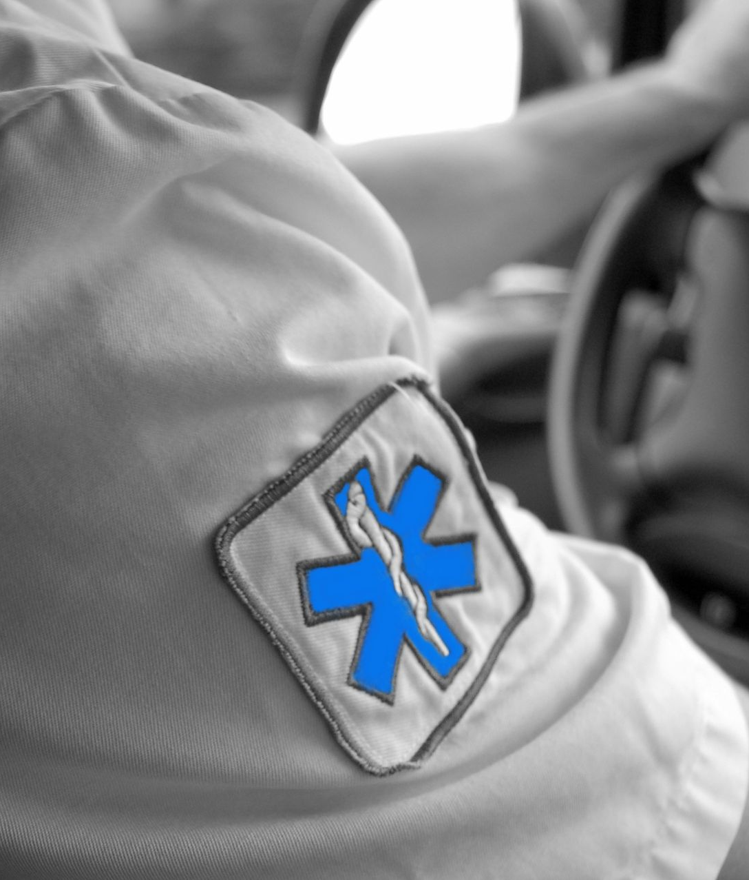 L'emblème de l'étoile de vie bleue sur la manche de l'uniforme d'un conducteur.