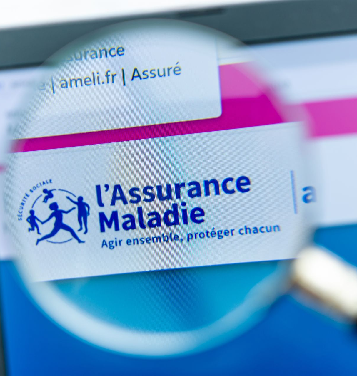 Mains utilisant un smartphone, éclairé par l'écran, sur fond de lumière floue.