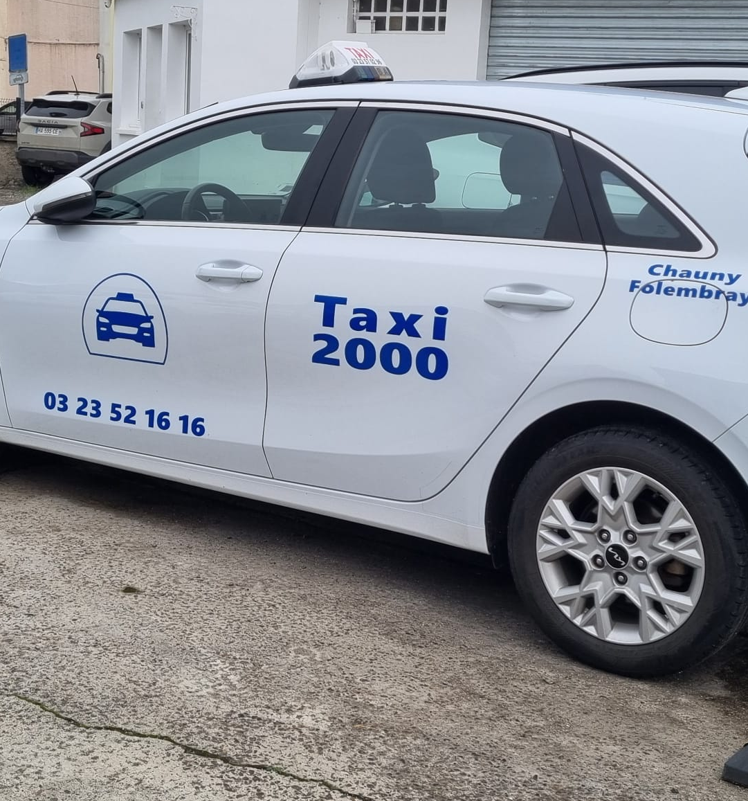 Toit d'un taxi avec panneau TAXI et antennes.