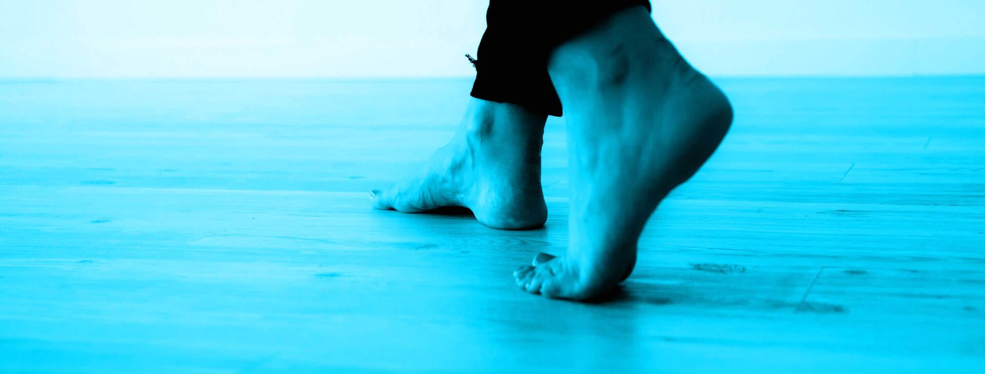 Une personne marchant pieds nus sur un sol agréablement chauffée