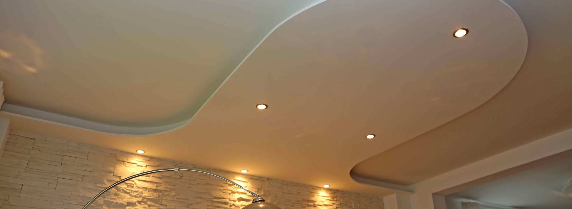 Spot LED encastrés dans un plafond