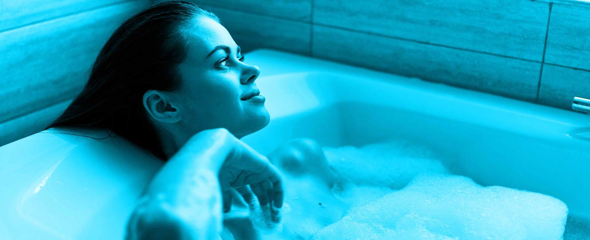 Une femme dans une baignoire à l'eau bien chauffée