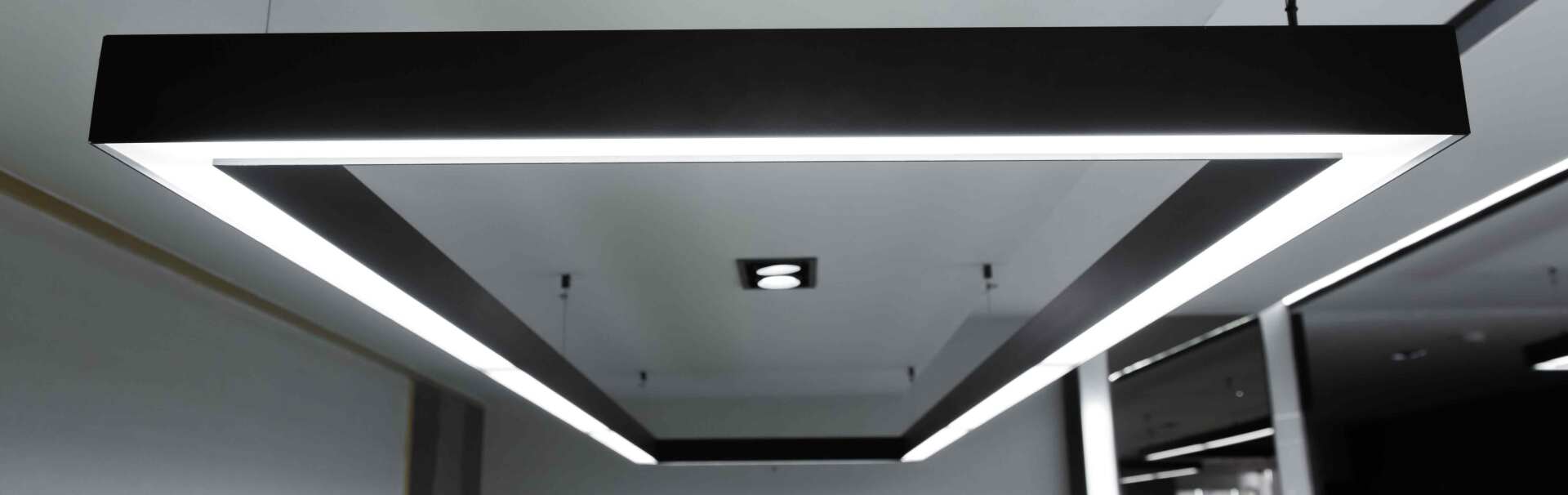 Des panneaux LED suspendus