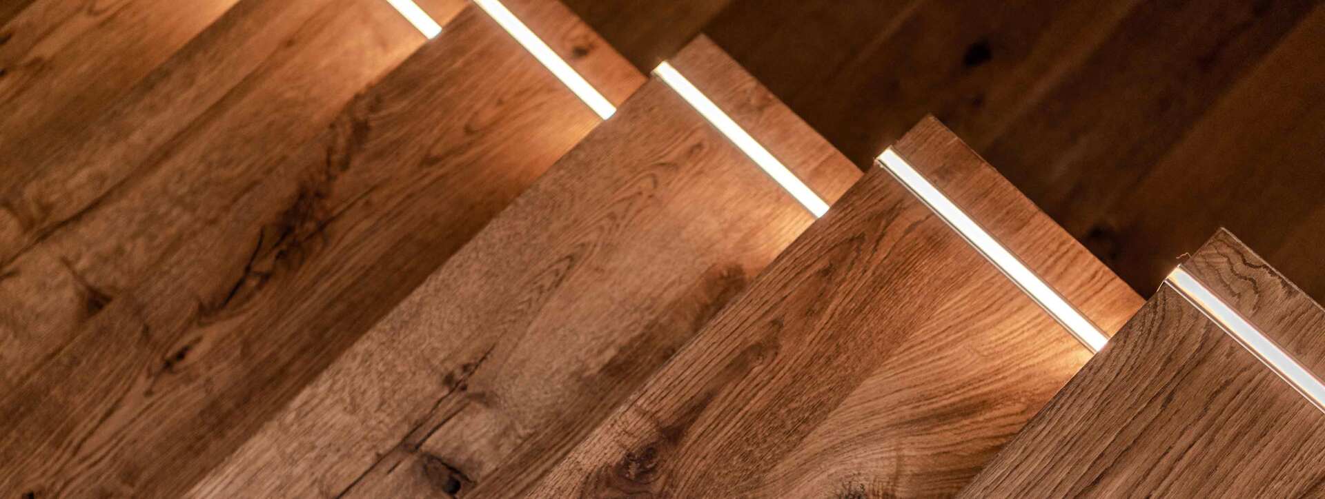 Réglettes LED installées sur des marches