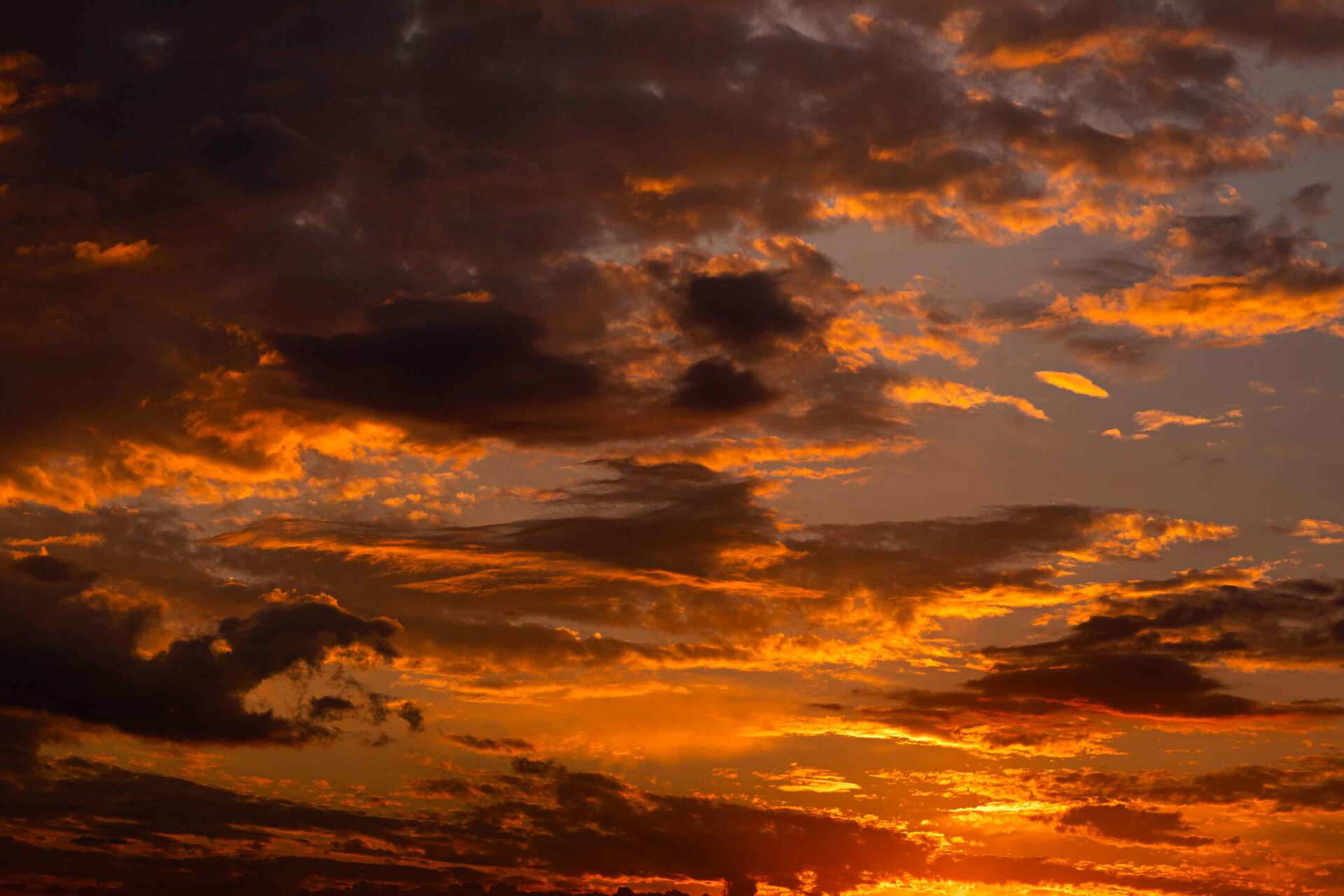 Soleil couchant nuageux