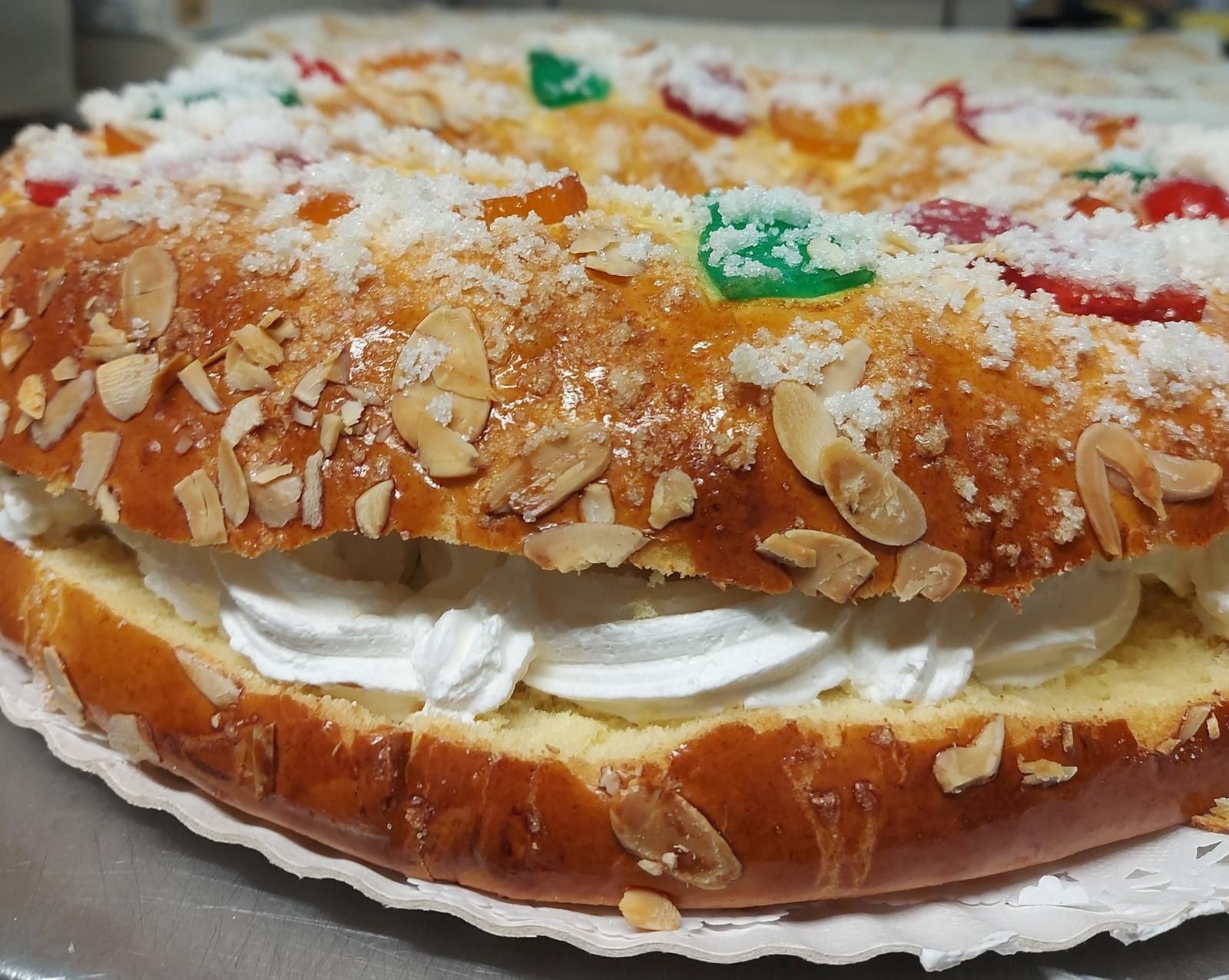 Un primer plano de un pastel con crema batida y nueces encima.