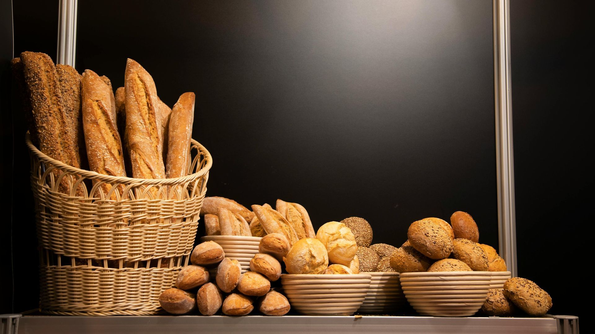 Un montón de baguettes se apilan una encima de otra sobre una mesa.