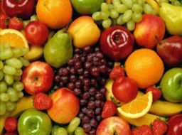 Hay muchos tipos diferentes de frutas en esta imagen.
