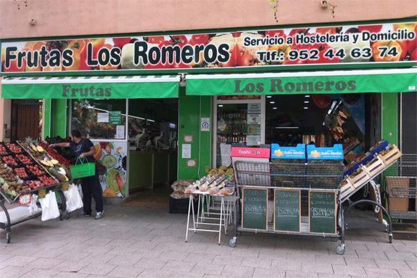 Un escaparate con un cartel que dice frutas los romeros