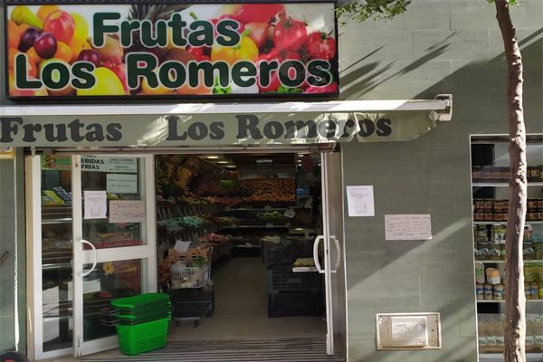 Un escaparate con un cartel que dice frutas los romeros