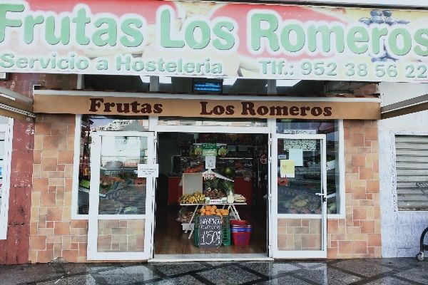 Un escaparate con un cartel que dice frutas los romeros