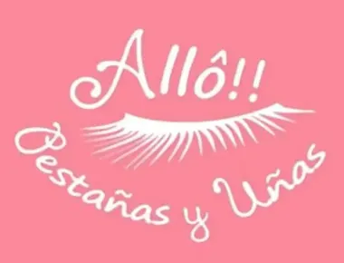 Logotipo para "Allô!! Pestañas y Uñas" sobre fondo rosa: escritura y pestañas blancas.