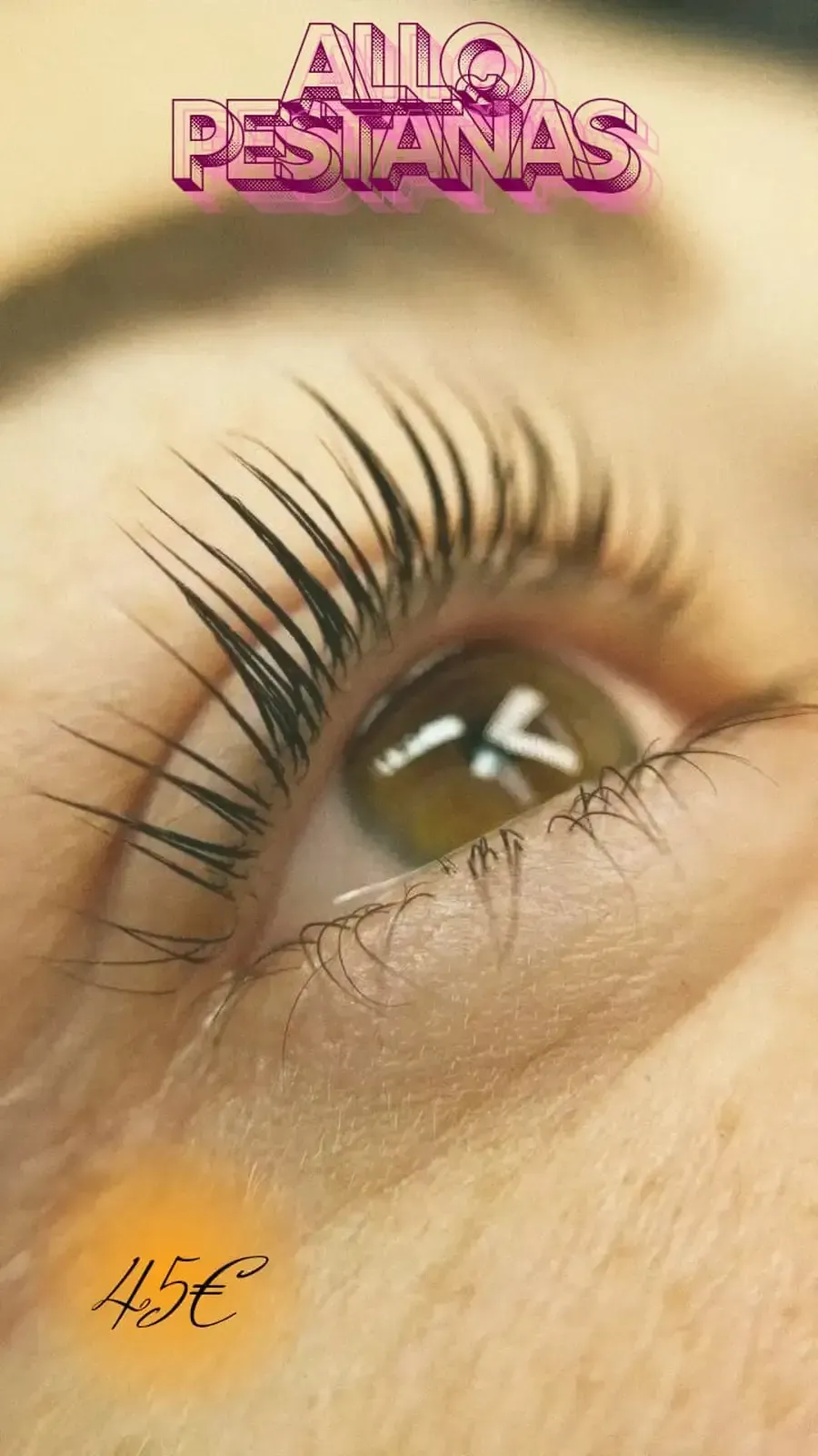 Primer plano de un ojo con pestañas largas y rizadas, probablemente después de un lifting de pestañas.