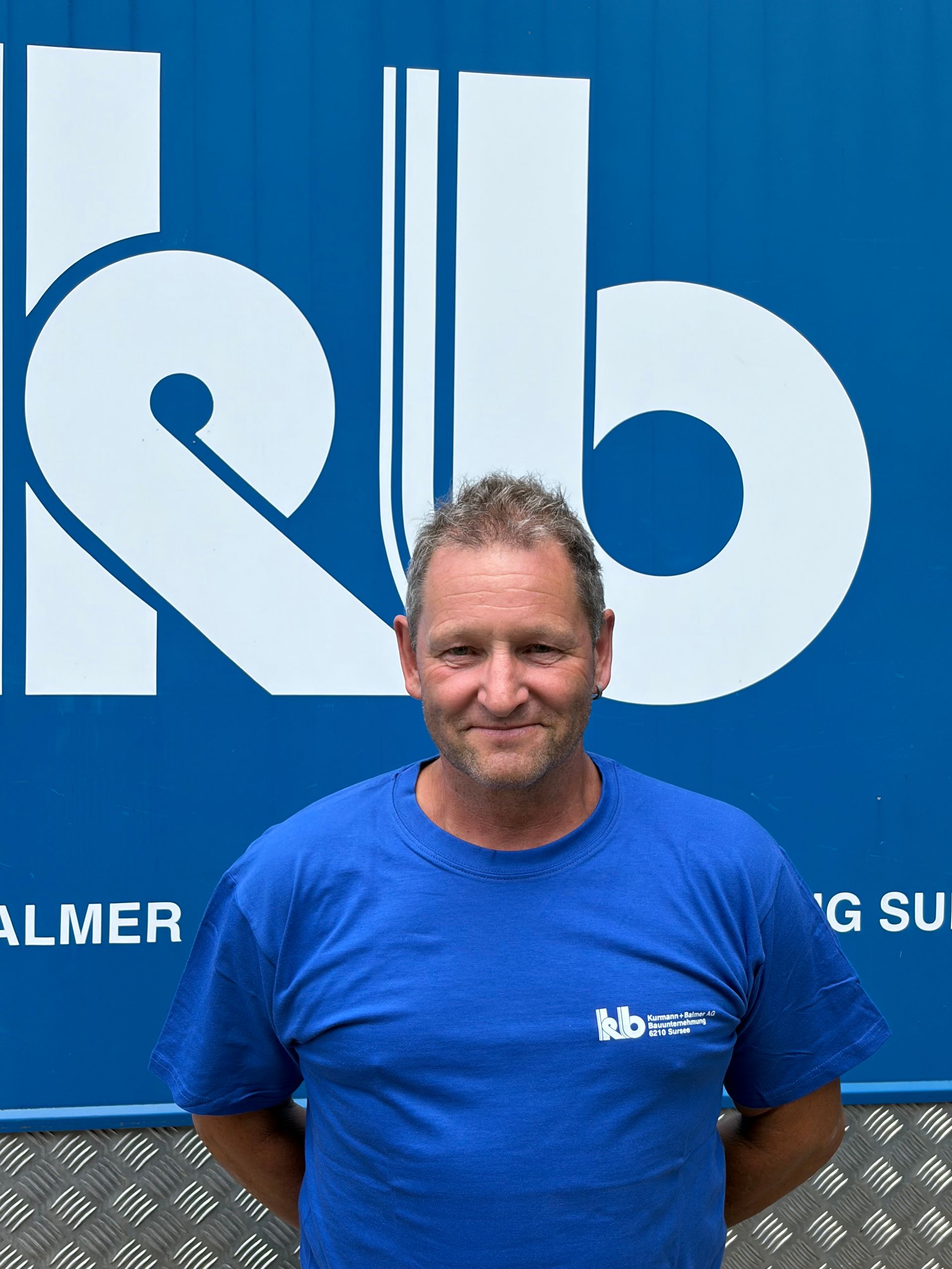Symbol eines Arbeiters mit weissem Schutzhelm auf blauem Hintergrund