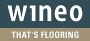 Logotipo de la marca de vinos con texto blanco sobre fondo azul y beige, que dice “wineo THAT'S FLOORING”