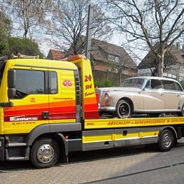 Mercedes-Oldtimer wird transportiert