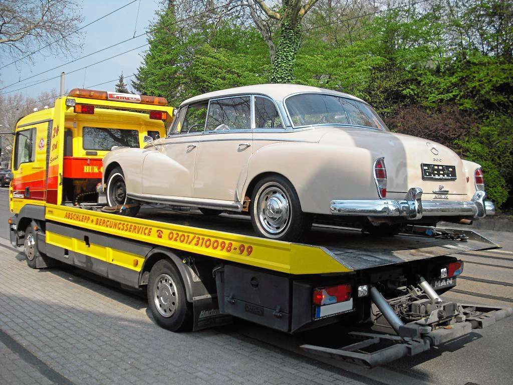 Mercedes-Oldtimer wird transportiert