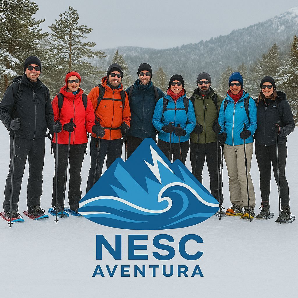 Un grupo de personas de pie frente a un logotipo de Nesc Aventura.