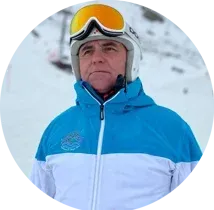 Un hombre que lleva casco y gafas protectoras está de pie en la nieve.