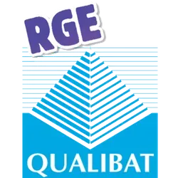 Logo pour Qualibat RGE, une certification de bâtiment avec une pyramide bleue et un texte RGE violet.