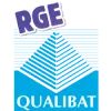 Logo pour Qualibat RGE, une certification de bâtiment avec une pyramide bleue et un texte RGE violet.