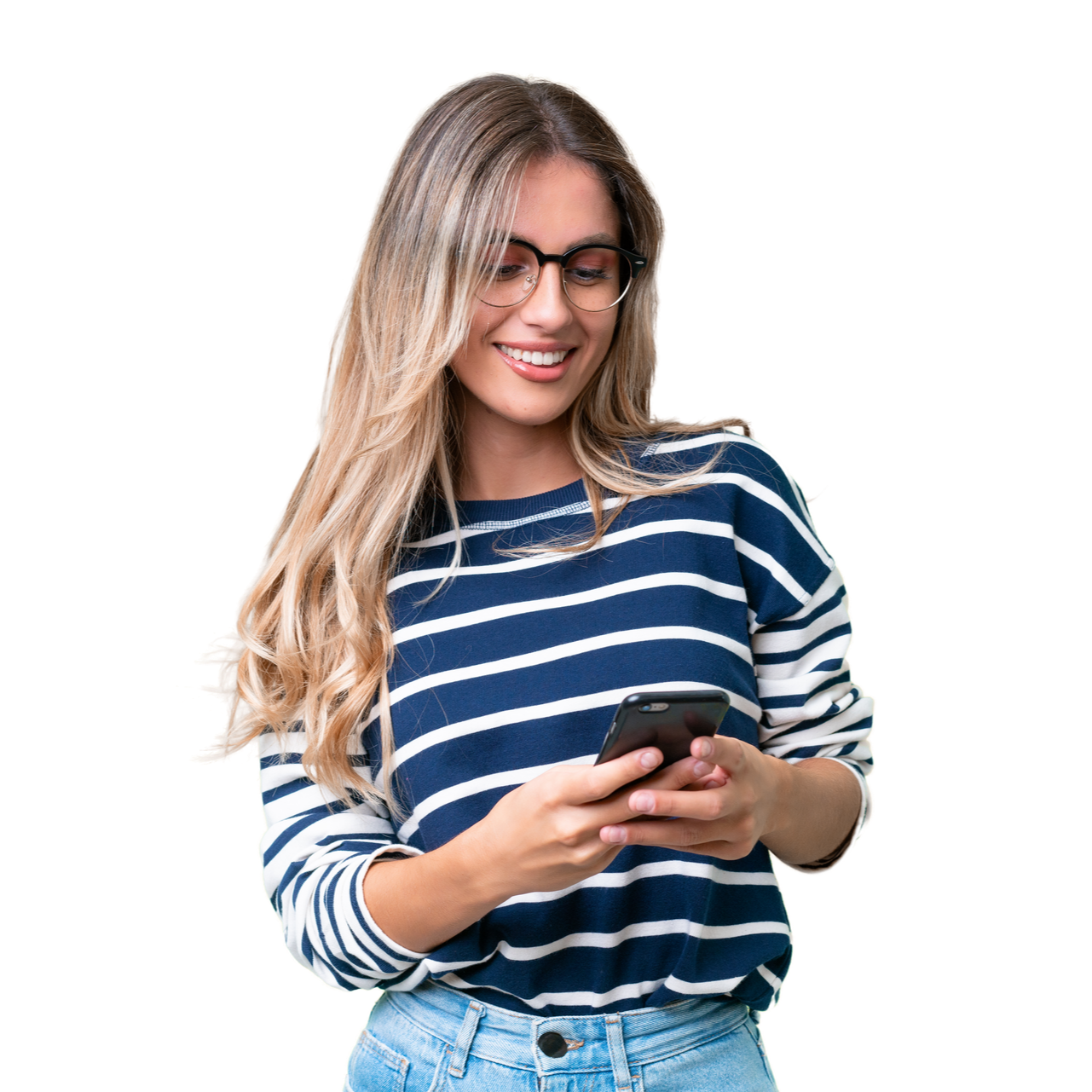 Homme en chemise bleue souriant, tenant un smartphone.