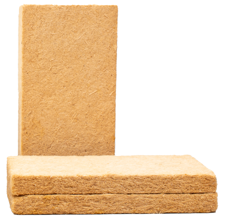 Trois panneaux de fibres rectangulaires marron clair empilés et se dressant sur un fond blanc.