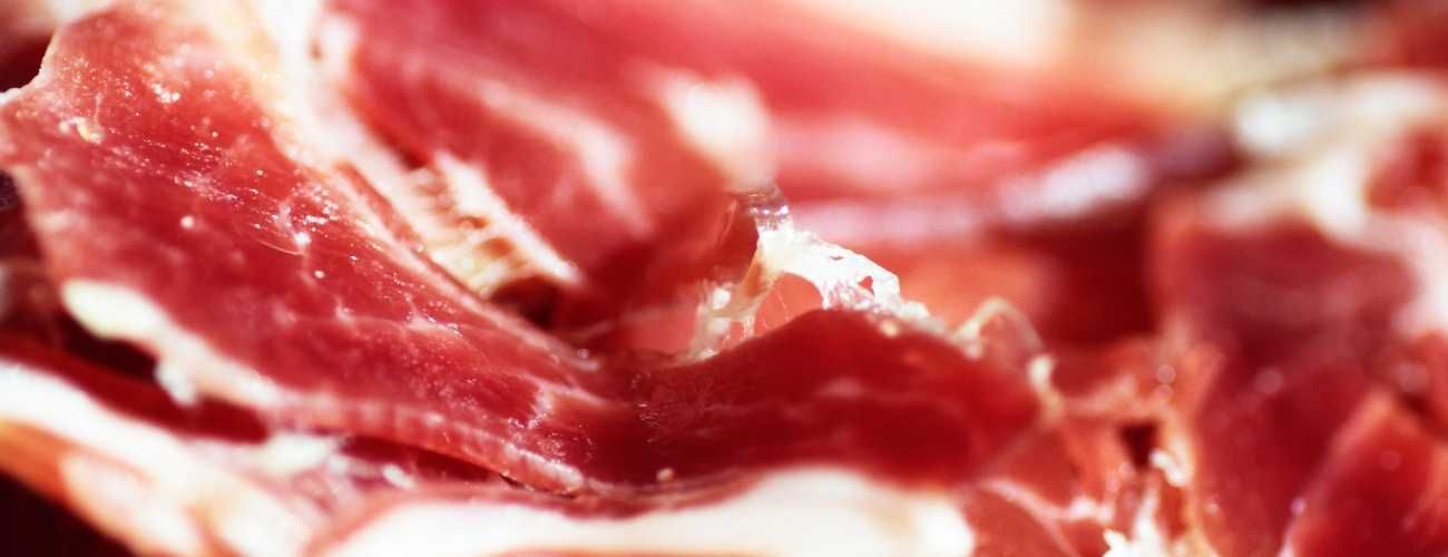 Un primer plano de un trozo de carne que parece una flor.